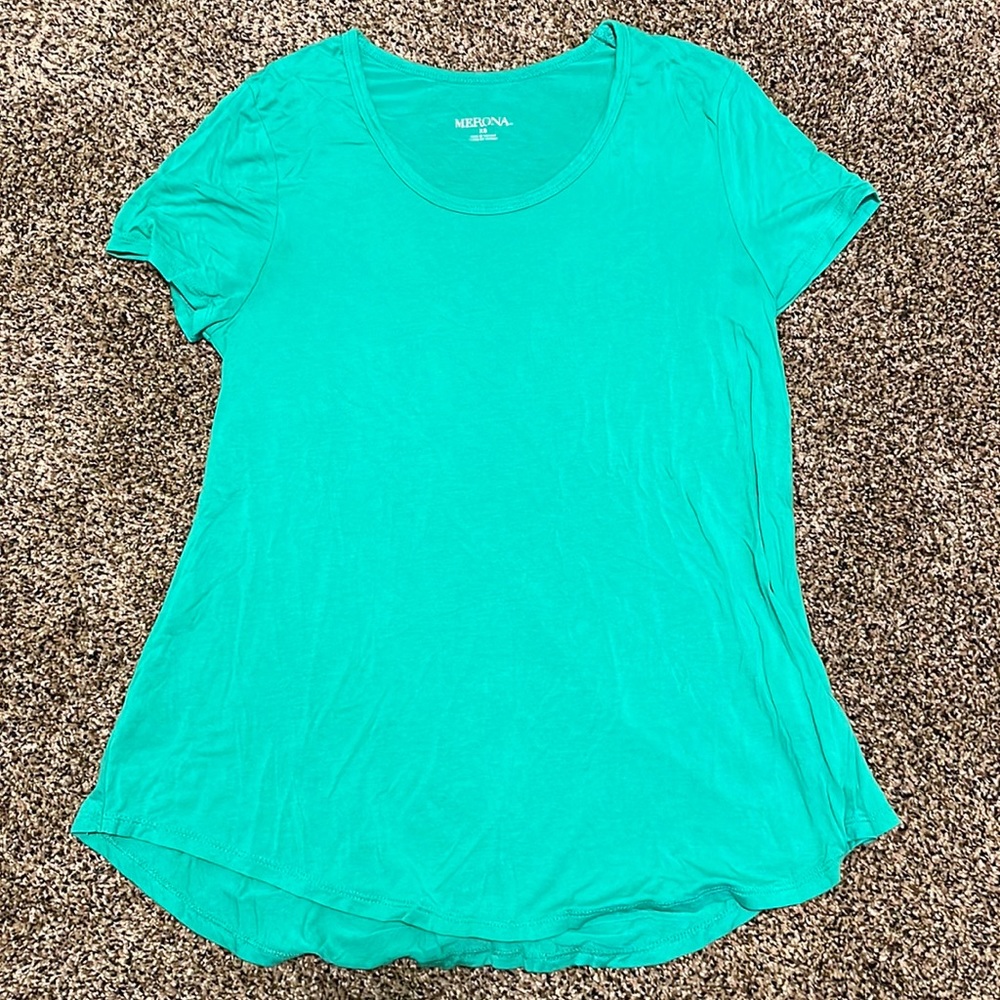 Women’s short sleeve tee, basic and flowy, size small